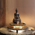 Zimmerbrunnen Kasumi Buddha Feng Shui Schieferbrunnen inkl. Beleuchtung