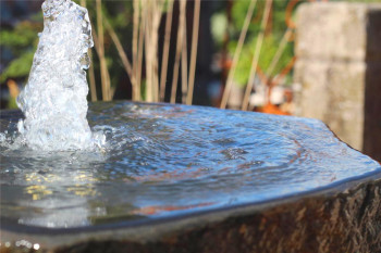 Wasserspiel SET Quellstein Monolith 100cm mit Quellschale Basalt Gartenbrunnen