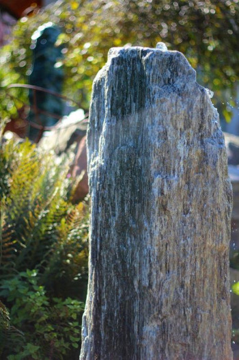 Quellstein Gneis 165cm Naturstein Gartenbrunnen Springbrunnen Komplettset