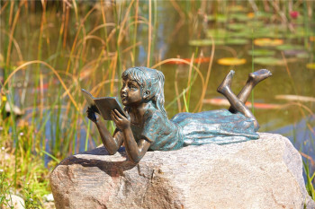 Bronzefigur Mädchen Lara die Leseratte L73cm Bronze Gartenfigur von Rottenecker