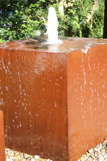 Cortenstahl Würfel 100 Gigant mit Fontäne Edelrost Gartenbrunnen Springbrunnen