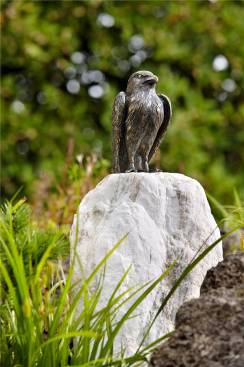 Bronzefigur Turmfalke 31cm Bronze Gartenfigur Rottenecker