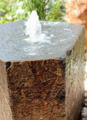 VERKAUFT! Wasserspiel SET Quellstein Basalt 60cm mit Quellschale Gartenbrunnen Springbrunnen
