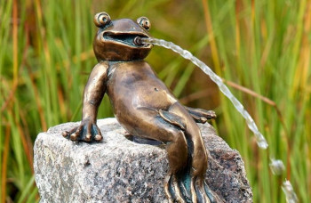 Bronzefigur Froschkönig Heinrich 11cm Bronze Wasserspeier Rottenecker