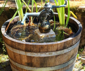 Wasserspiel SET Weinfass Mini Teich inkl. Pumpe und Froschkönig Dietmar Bronze