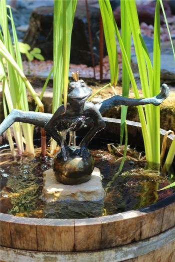 Wasserspiel SET Weinfass Mini Teich inkl. Pumpe und Froschkönig Dietmar Bronze
