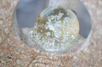 Wasserspiel SET Quellstein Joy 80cm Granit Gartenbrunnen mit dreh. Glaskugel (OHNE Katze!)