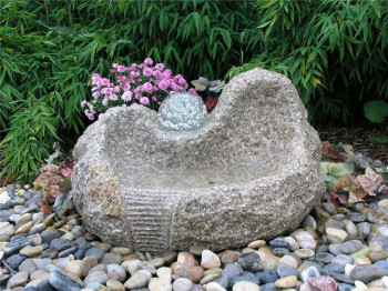 Quellstein Yuan L80cm Granit Gartenbrunnen mit dreh. Glaskugel Springbrunnen