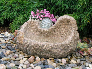Quellstein Yuan L80cm Granit Gartenbrunnen mit dreh. Glaskugel Springbrunnen