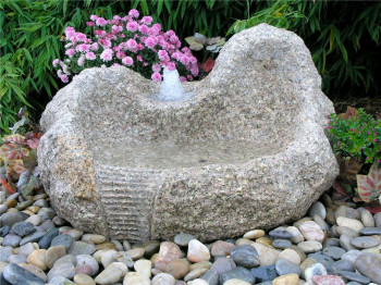 Quellstein Yuan L80cm Granit Gartenbrunnen mit dreh. Glaskugel Springbrunnen