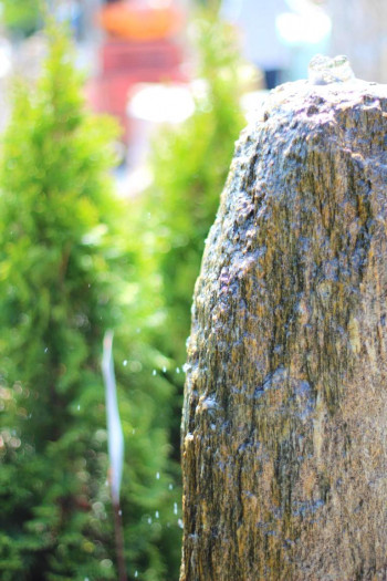 VERKAUFT! Wasserspiel SET Quellstein Monolith 98cm Gneis Gartenbrunnen inkl. Pumpe