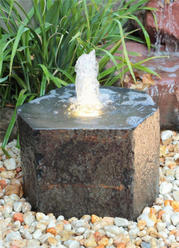VERKAUFT! Quellstein Basalt 29cm mit Quellschale und Fontäne Gartenbrunnen Natursteinbrunnen