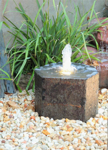 VERKAUFT! Quellstein Basalt 29cm mit Quellschale und Fontäne Gartenbrunnen Natursteinbrunnen