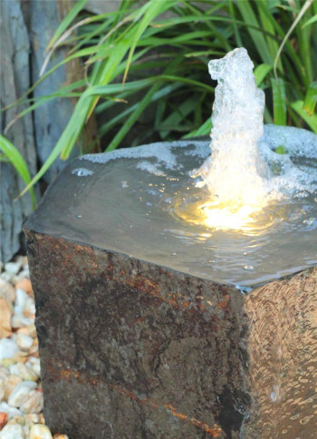 VERKAUFT! Quellstein Basalt 29cm mit Quellschale und Fontäne Gartenbrunnen Natursteinbrunnen