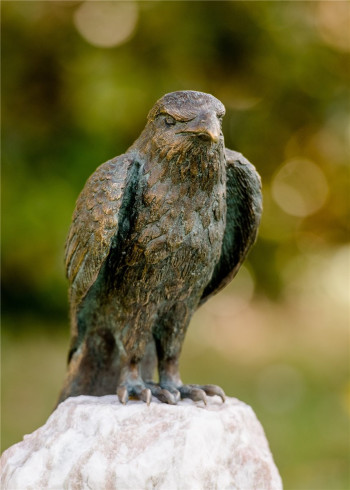 Bronzefigur Roter Milan klein auf Rosariosäule 82cm Bronze Skulptur Rottenecker