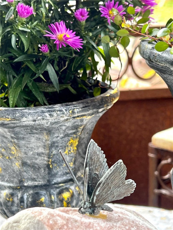 Bronzefigur Schmetterling 5cm auf Rosario Findling Rottenecker Bronze Skulptur