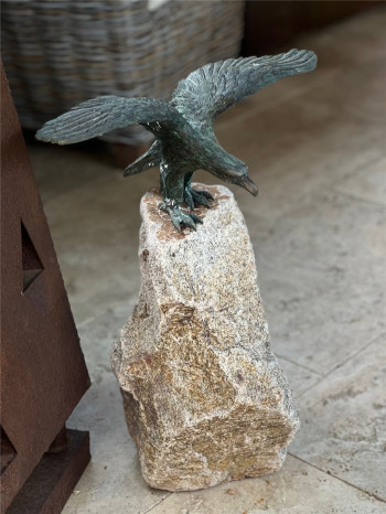 Greifvogel Steinadler auf Granitstein 58cm Gartenfigur Bronze Rottenecker