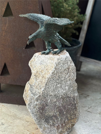 Greifvogel Steinadler auf Granitstein 58cm Gartenfigur Bronze Rottenecker