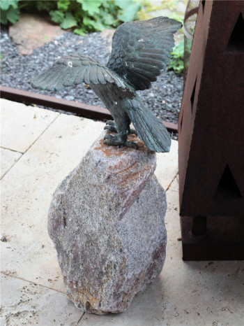 Greifvogel Steinadler auf Granitstein 58cm Gartenfigur Bronze Rottenecker