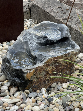 Quellstein Bachlauf Marmor Black Angel L40cm Naturstein Gartenbrunnen Springbrunnen