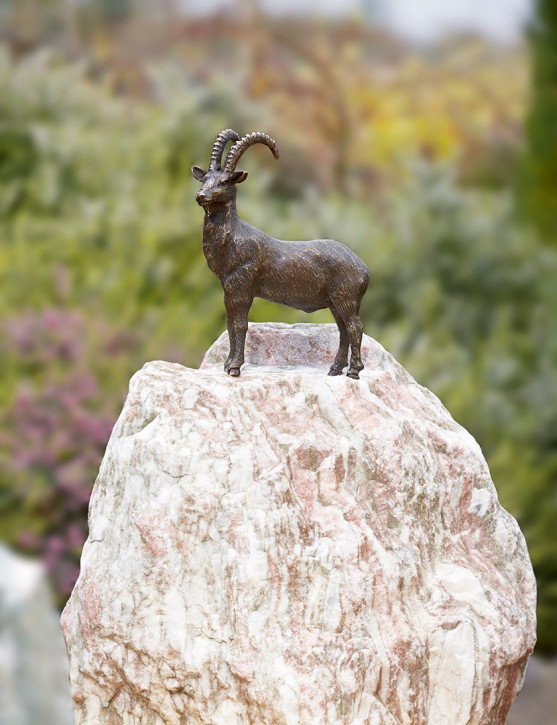 Bronzefigur Steinbock klein auf Rosario-Findling 82cm Bronze Skulptur Rottenecker