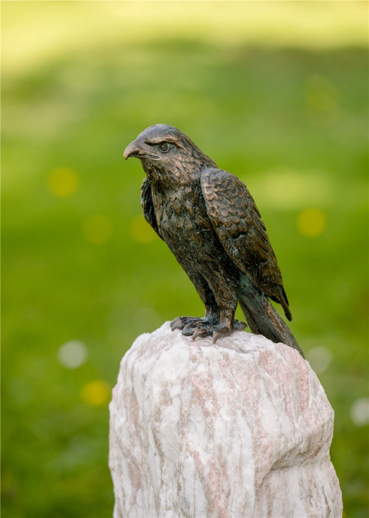 Bronzefigur Roter Milan klein auf Rosariosäule 82cm Bronze Skulptur Rottenecker