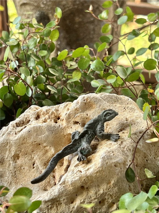 Bronzefigur Gecko klein L7cm auf Mondstein Rottenecker Bronze Skulptur