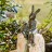 Wasserspeier Hasenpaar auf Rosario Naturstein 40cm Gartenfigur Bronze Rottenecker