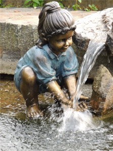 Gartenfigur Mädchen Anna 42 cm | Teichfigur Polystone an Wasser spielend