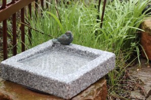 Vogeltränke Granit quadratisch mit Bronze Vogel Vogelbad für Garten