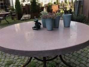 Gartentisch mit Steinplatte 120cm Sandstein rot geschliffen Eisen Edelrost
