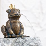 Bronzefigur Froschkönig Otto 11cm | Bronze Gartenfigur Wasserspeier Rottenecker