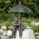 Gartenfigur Schirmpärchen Midi 50cm Wasserspeier Bronze Skulptur Rottenecker