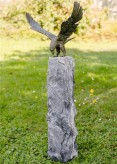 Greifvogel Bartgeier auf Marmor Alaskasäule 100 Gartenfigur Bronze Rottenecker