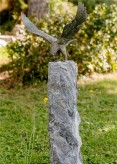 Greifvogel Bartgeier auf Marmor Alaskasäule 100 Gartenfigur Bronze Rottenecker